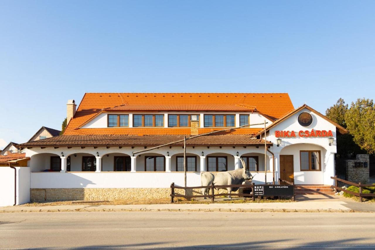 Oereghegyi Bika Panzio Bed & Breakfast Szekesfehervar Ngoại thất bức ảnh