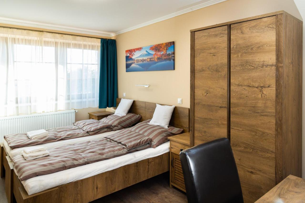 Oereghegyi Bika Panzio Bed & Breakfast Szekesfehervar Ngoại thất bức ảnh